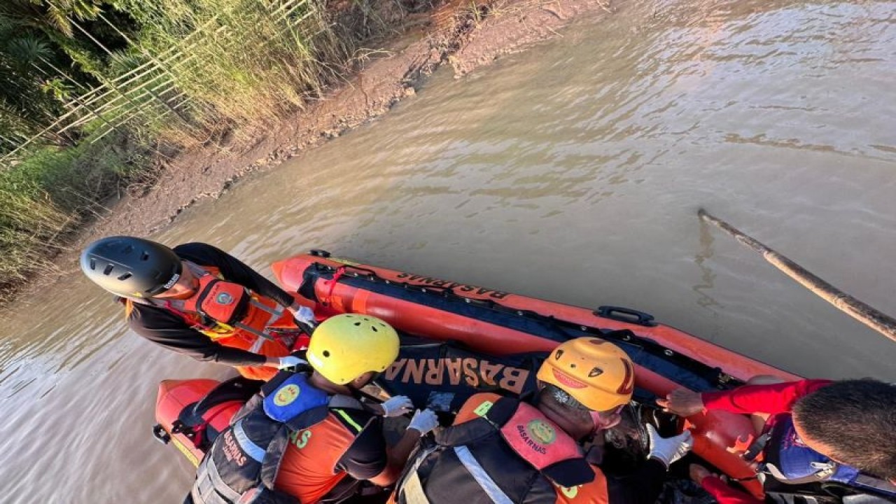 Tim SAR yang mengevakuasi jasad warga Desa Rukam, Kecamatan Taman Rajo Kabupaten Muaro Jambi yang tenggelam tiga hari lalu.(ANTARA/HO/Basarnas Jambi)