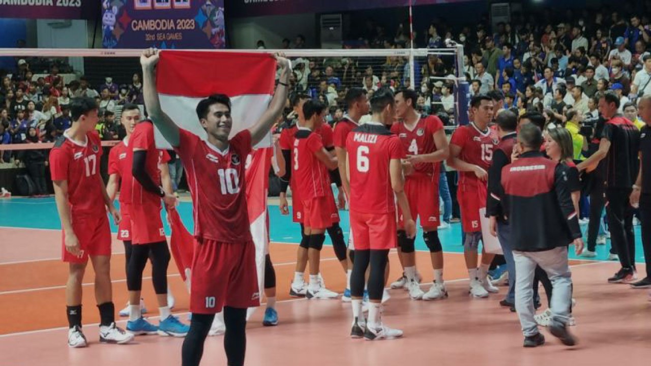 Pemain tim bola voli putra Indonesia Fahri Septian mengibarkan bendera Merah Putih usai membantu tim meraih emas SEA Games 2023 Kamboja di Olympic Indoor Stadium, Phnom Penh, Senin (9/5/2023). ANTARA/HO-PBVSI