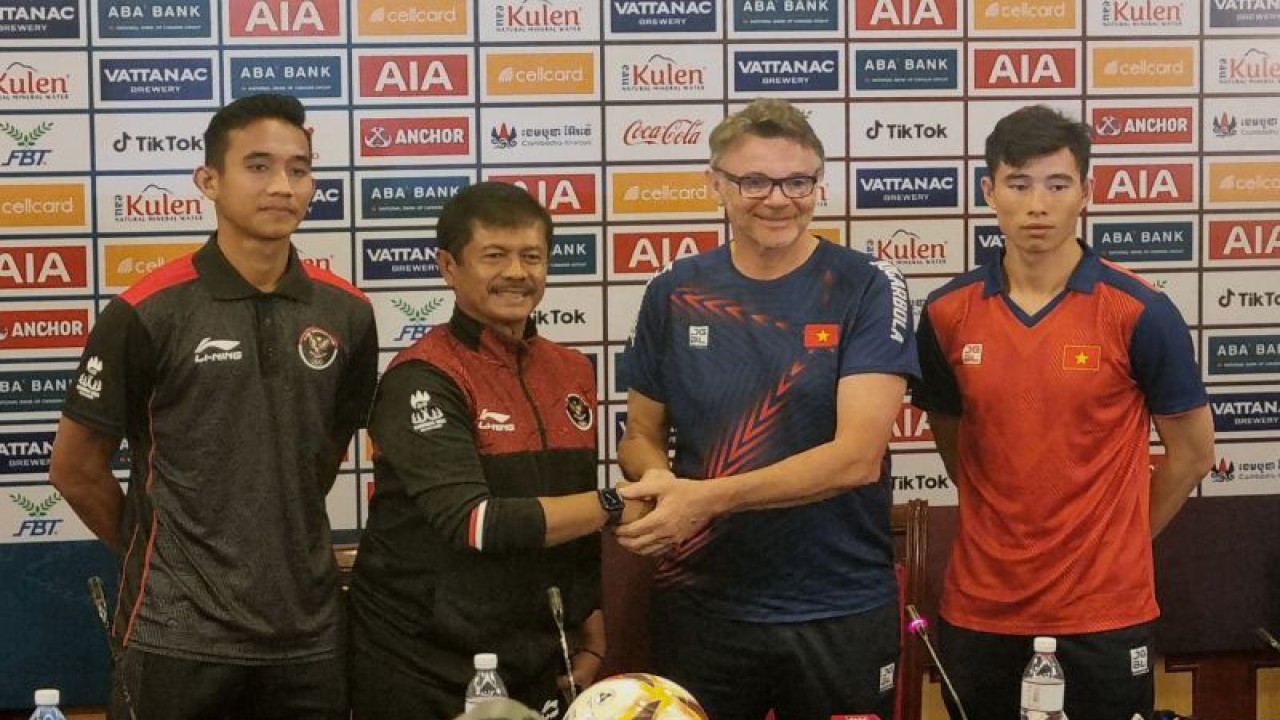 Pelatih timnas U-22 Indonesia Indra Sjafri (kedua kanan) dan pelatih Vietnam Philippe Troussier (kedua kanan) berjabat tangan usai konferensi pers jelang laga semifinal SEA Games 2023 di Phnom Penh Hotel, Kamboja, Jumat (12/5/2023). ANTARA/Bayu Kuncahyo