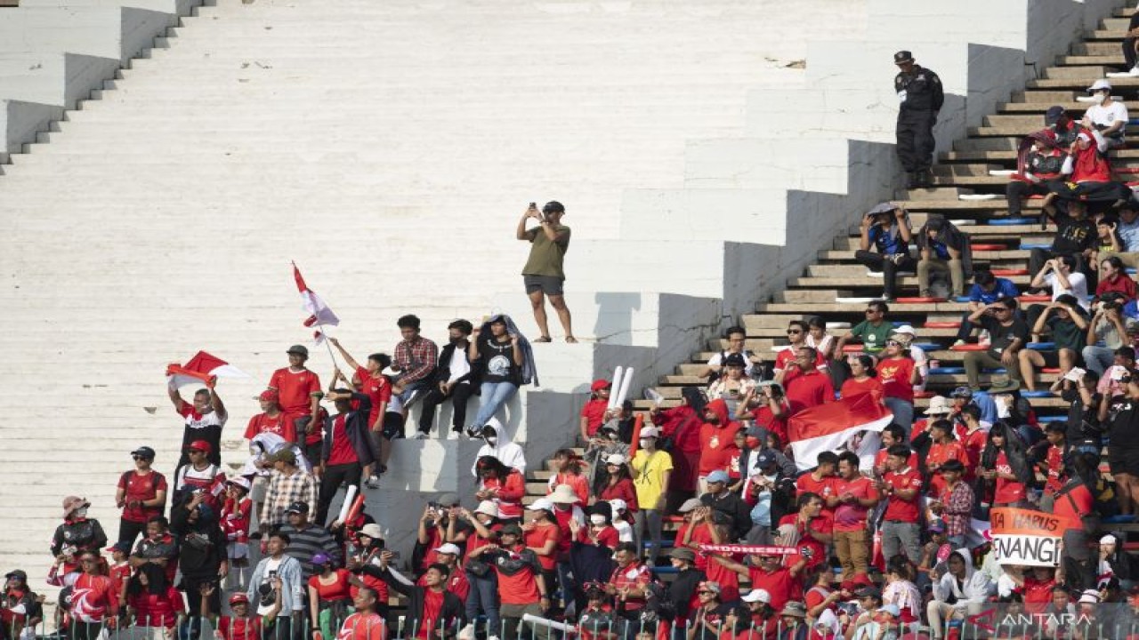 Suporter Indonesia meneriakan yel-yel saat mendukung Timnas Indonesia melawan Timnas Filipina pada pertandingan perdana Grup A Sepak Bola SEA Games 2023 di National Olympic Stadium, Phnom Penh, Kamboja, Sabtu (29/4/2023). ANTARA FOTO/M Agung Rajasa/foc.