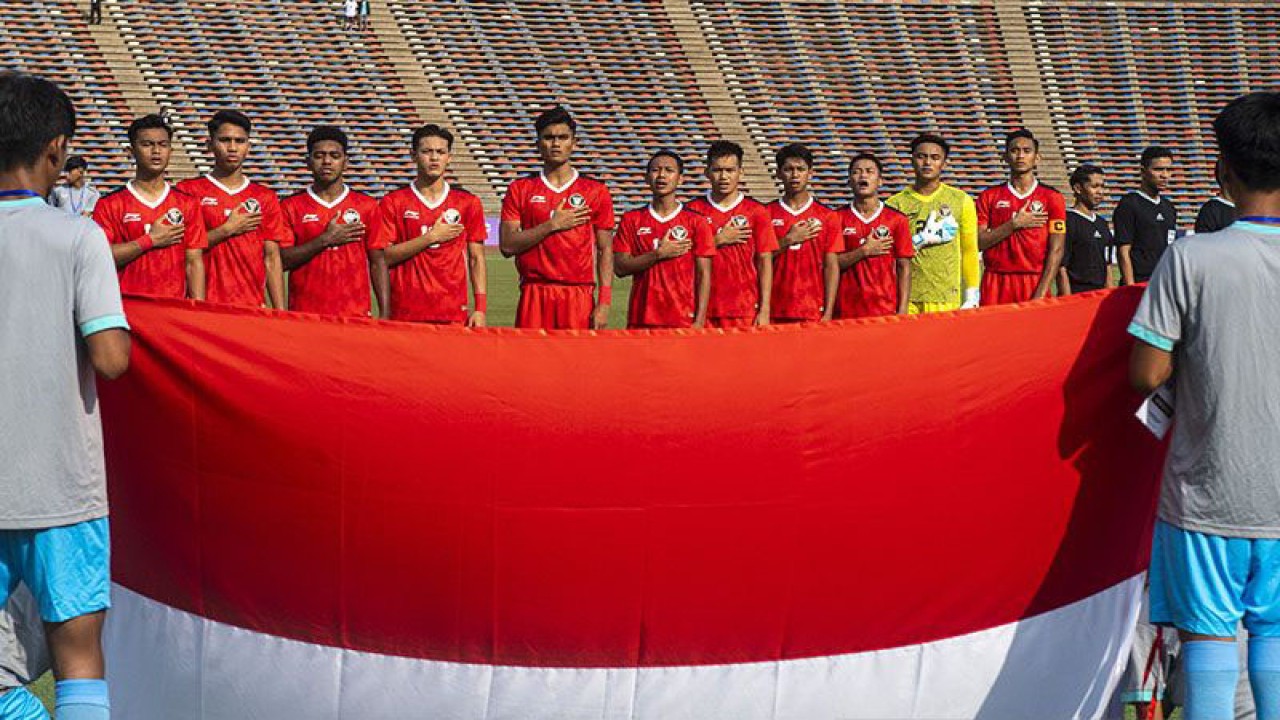 Timnas sepak bola Indonesia menyanyikan lagu Indonesia Raya sebelum pertandingan perdana Grup A Sepak Bola SEA Games 2023 di National Olympic Stadium, Phnom Penh, Kamboja, Sabtu (29/4/2023). ANTARA FOTO/M Agung Rajasa/foc/aa.