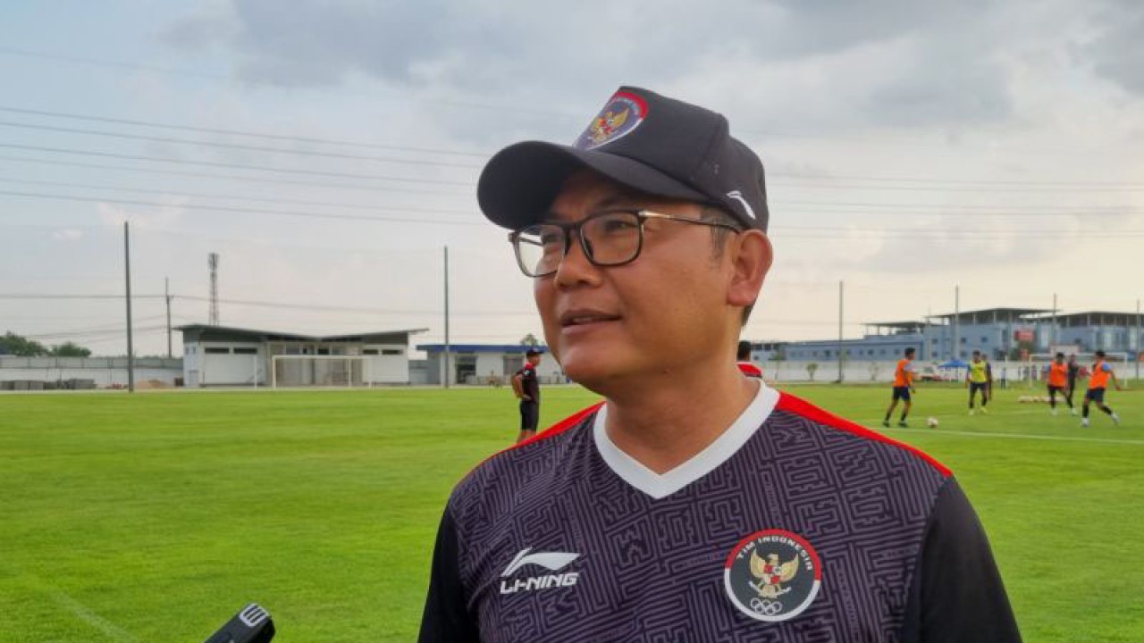 Manajer Timnas U-22 Indonesia Sumardji di sela memantau latihan di Lapangan The Dream Visakha Training Camp, Phnom Penh, Rabu (3/5/2023). ANTARA/Bayu Kuncahyo