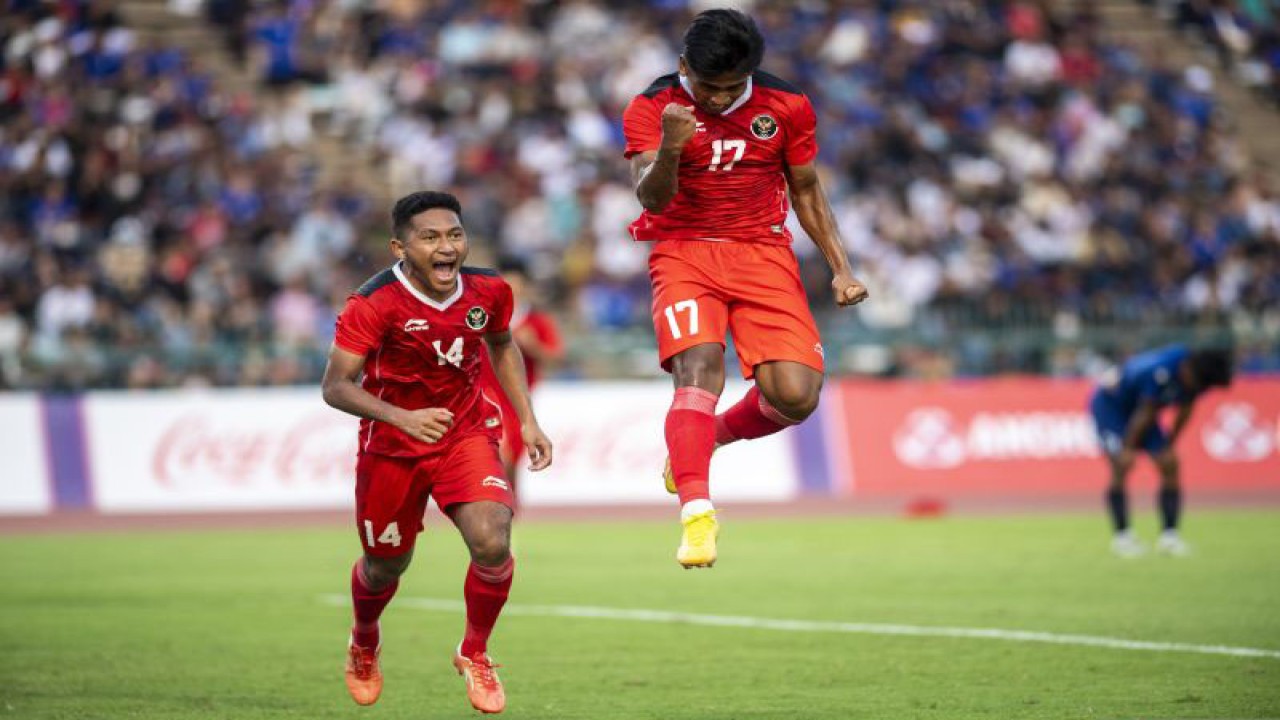 Pesepak bola Timnas Indonesia Fajar Fathur Rachman (kiri) dan Irfan Jauhari (kanan) merayakan kemenangan usai mencetak gol ke gawang Timnas Filipina saat pertandingan perdana Grup A Sepak Bola SEA Games 2023 di National Olympic Stadium, Phnom Penh, Kamboja, Sabtu (29/4/2023) ANTARA FOTO/M Agung Rajasa/foc.