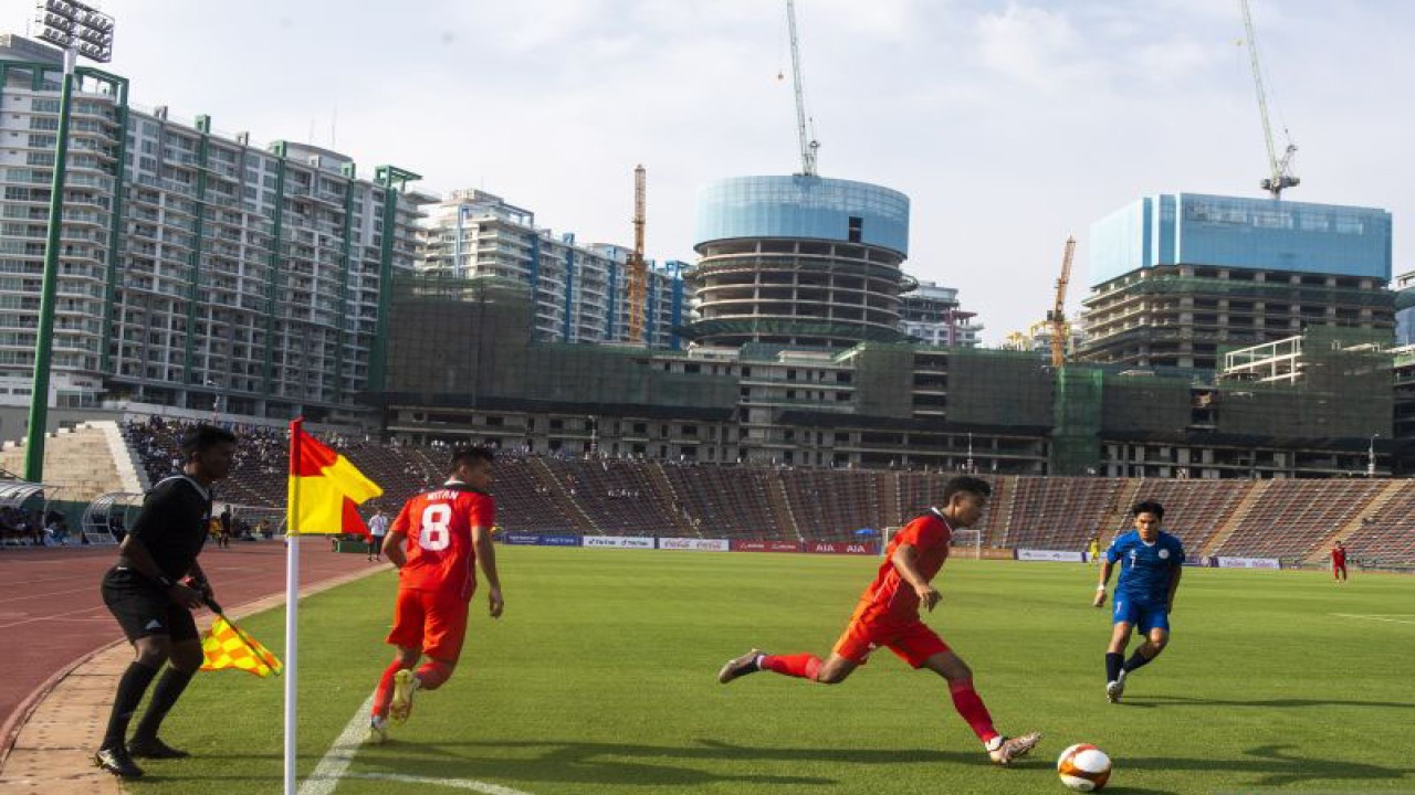 Arsip - Pesepak bola Timnas Indonesia Marselino Ferdinan (kedua kanan) didampingi Witan Sulaeman (kiri) menggiring bola saat pertandingan perdana Grup A Sepak Bola SEA Games 2023 di National Olympic Stadium, Phnom Penh, Kamboja, Sabtu (29/4/2023). ANTARA FOTO/M Agung Rajasa/foc.