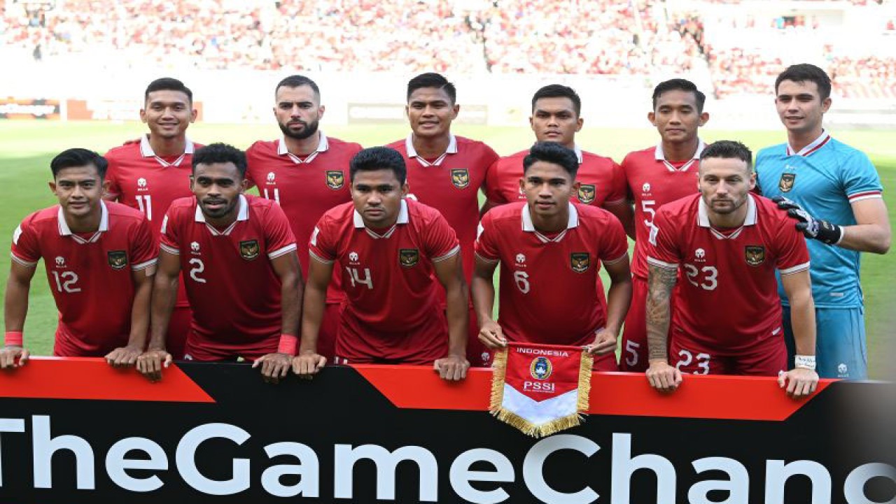 Arsip - Pesepak bola Timnas Indonesia berfoto sebelum pertandingan leg 1 babak semifinal Piala AFF 2022 melawan Vietnam di Stadion Utama Gelora Bung Karno (SUGBK), Jakarta, Jumat (6/1/2023). ANTARA FOTO/Aditya Pradana Putra/aww.