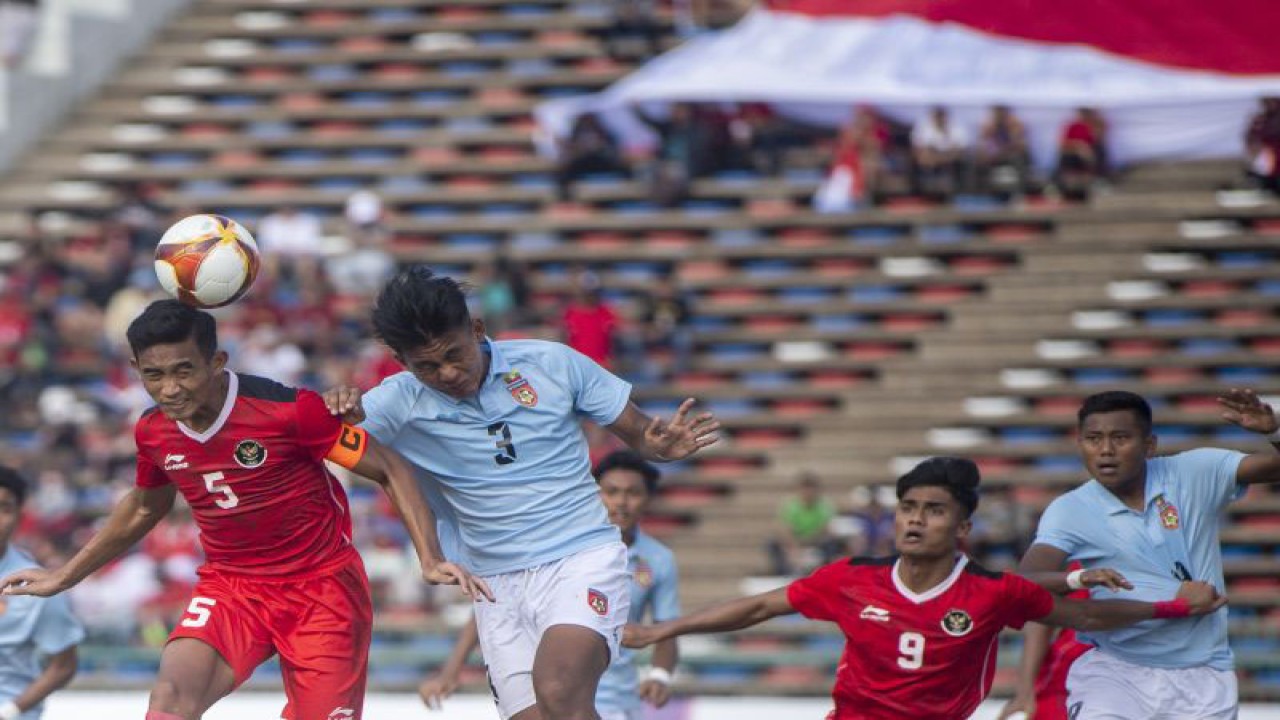 Pemain Timnas Indonesia U-22 Rizky Ridho (kiri) berebut bola dengan pemain Timnas Myanmar Thet Hein Soe (kedua kiri) saat pertandingan Grup A Sepak Bola SEA Games 2023 di National Olympic Stadium, Phnom Penh, Kamboja, Kamis (4/5/2023). ANTARA FOTO/M Agung Rajasa/hp.