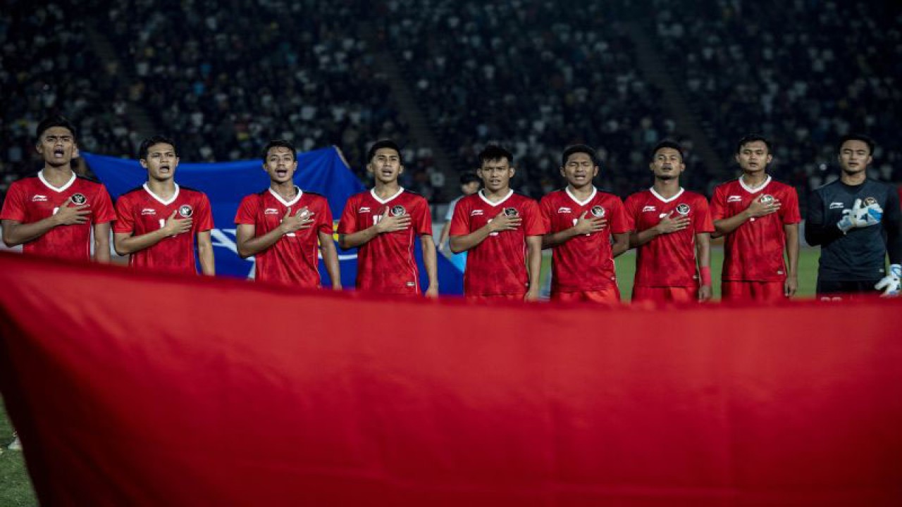 Timnas Indonesia U-22 menyanyikan lagu kebangsaan Indonesia raya jelang tanding melawan Timnas Thailand pada final SEA Games 2023 di National Olympic Stadium, Phnom Penh, Kamboja, Selasa (16/5/2023). ANTARA FOTO/Muhammad Adimaja/rwa.