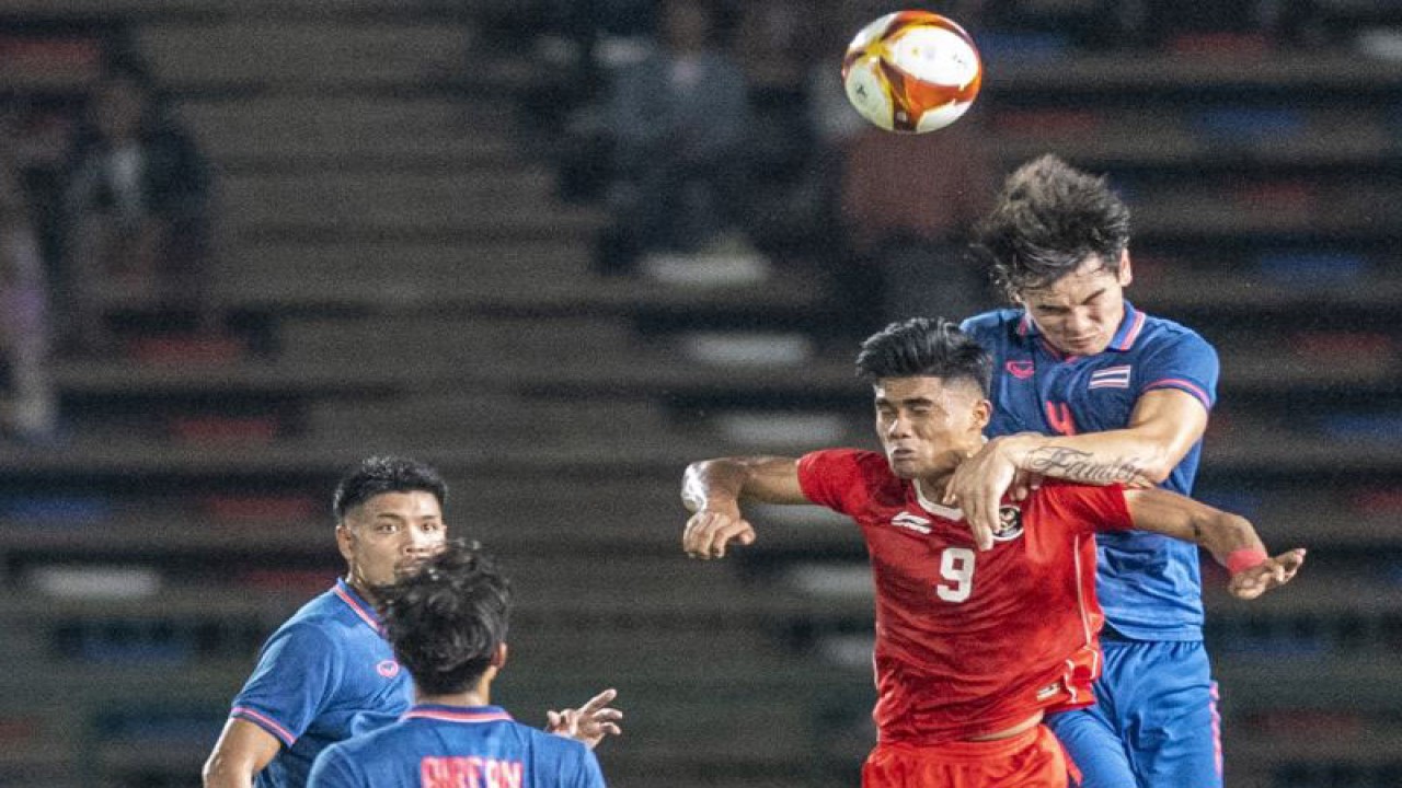 Pesepak bola Timnas Indonesia U-22 Ramadhan Sananta (kedua kanan) berebut bola di udara dengan pesepak bola Timnas Thailand Jonathan Khemdee (kanan) saat pertandingan Final Sepak Bola SEA Games 2023 di National Olympic Stadium, Phnom Penh, Kamboja, Selasa (16/5/2023). ANTARA FOTO/M Agung Rajasa/rwa.