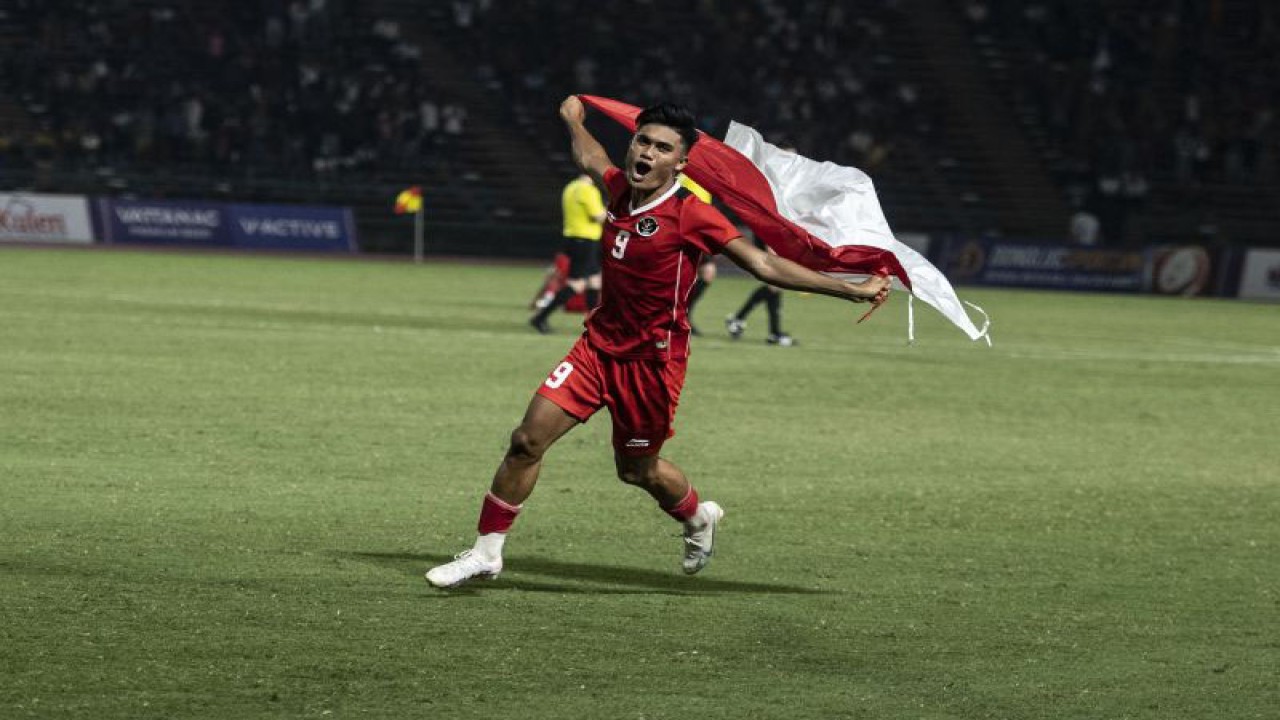 Pesepak bola Timnas Indonesia U-22 Muhammad Ramadhan Sananta berselebrasi merebut medali emas sepak bola SEA Games 2023 di National Olympic Stadium, Phnom Penh, Kamboja, Selasa (16/5/2023). ANTARA FOTO/Muhammad Adimaja/rwa. (ANTARA FOTO/MUHAMMAD ADIMAJA)