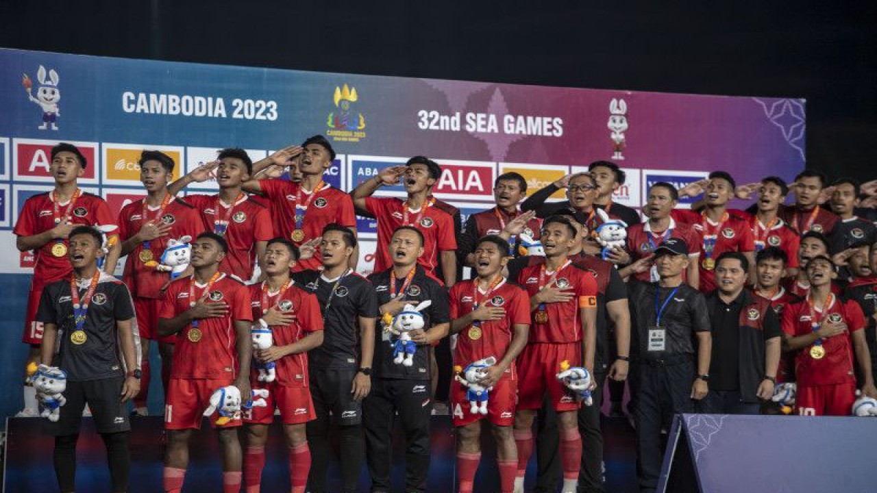 Timnas Indonesia U-22 menyanyikan lagu Indonesia Raya usai meraih medali emas SEA Games 2023 di National Olympic Stadium, Phnom Penh, Kamboja, Selasa (16/5/2023). ANTARA FOTO/Muhammad Adimaja/rwa.