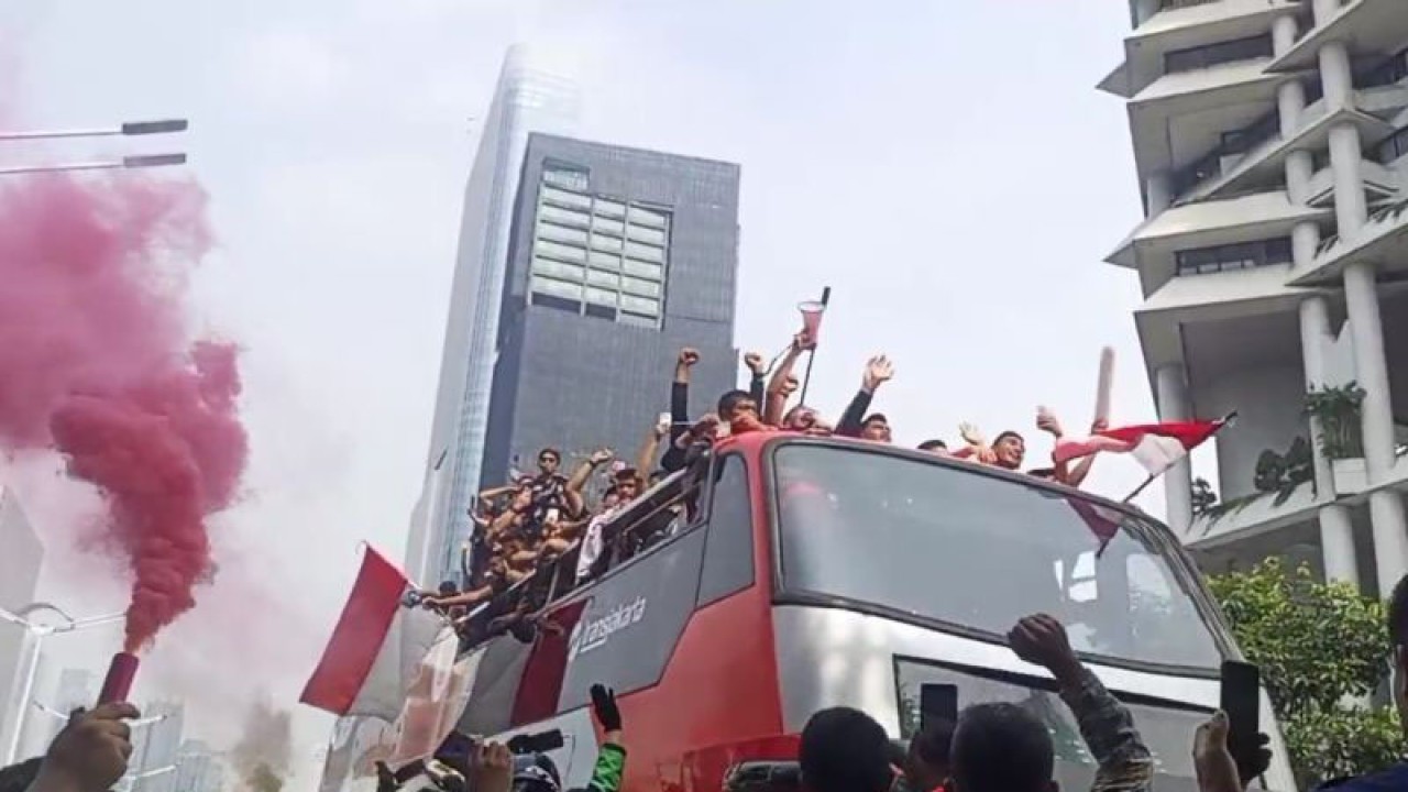 Timnas Indonesia U-22 saat berkeliling di Jakarta, Jumat (19/5/2023). ANTARA/Luthfia