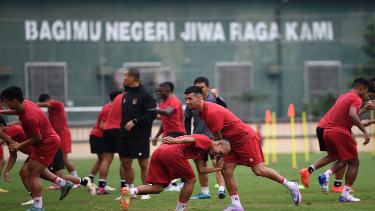 Arsip - Sejumlah pemain Timnas Indonesia senior melakukan pemanasan saat berlatih di Lapangan PTIK, Jakarta, Senin (20/3/2023). ANTARA FOTO/Sigid Kurniawan/nym.
