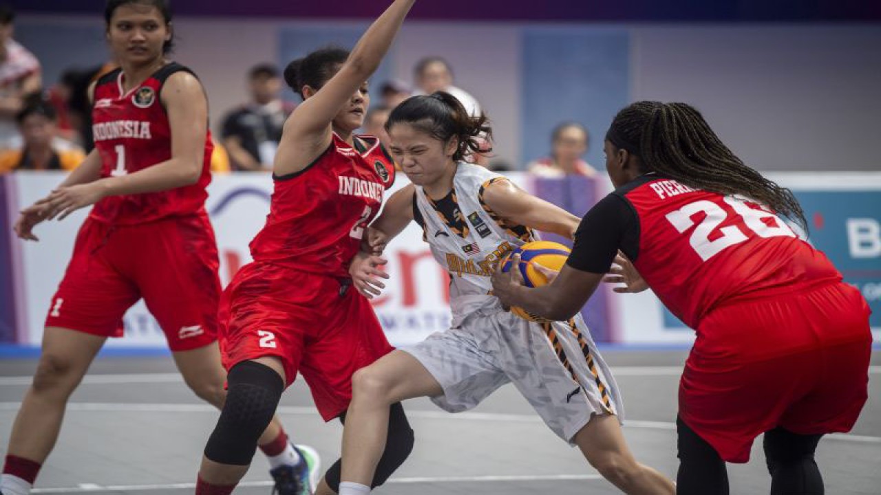 Dua pebasket putri Indonesia Kimberley Pierre Louis (kanan) dan Agustin Elya G Retong (ketiga kanan) berusaha merebut bola dari pebasket putri Malaysia Sin Jie Tan (kedua kanan) saat pertandingan penyisihan group B Bola Basket 3x3 putri SEA Games 2023 di Morodok Techno Elephant Hall, Kamboja, Sabtu (6/5/2023). ANTARA FOTO/M Agung Rajasa/hp.