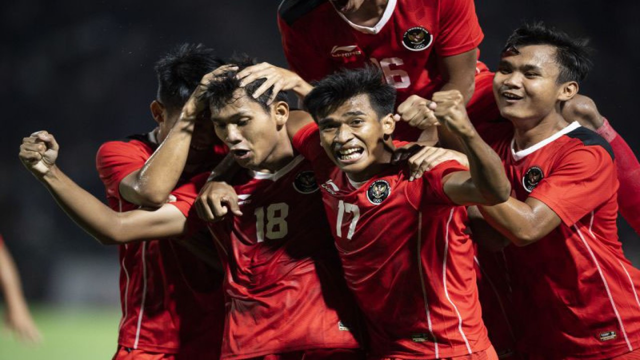 Pesepak bola Timnas Indonesia U-22 melakukan selebrasi seusai mencetak gol ke gawang Timnas Kamboja saat pertandingan Grup A Sepak Bola SEA Games 2023 di National Olympic Stadium, Phnom Penh, Kamboja, Rabu (10/5/2023). ANTARA FOTO/M Agung Rajasa/aww.