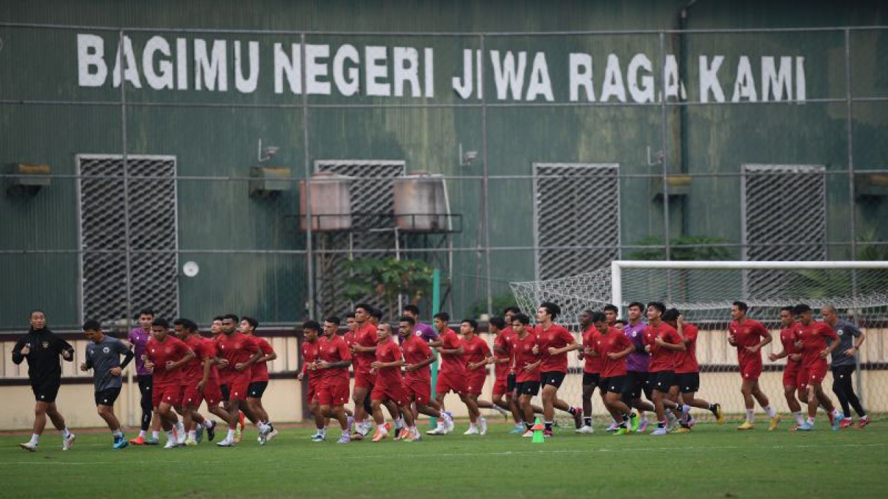 Arsip - Pemain Timnas Indonesia senior dan U-20 melakukan pemanasan saat berlatih di Lapangan PTIK, Jakarta, Senin (20/3/2023). ANTARA FOTO/Sigid Kurniawan/nym.