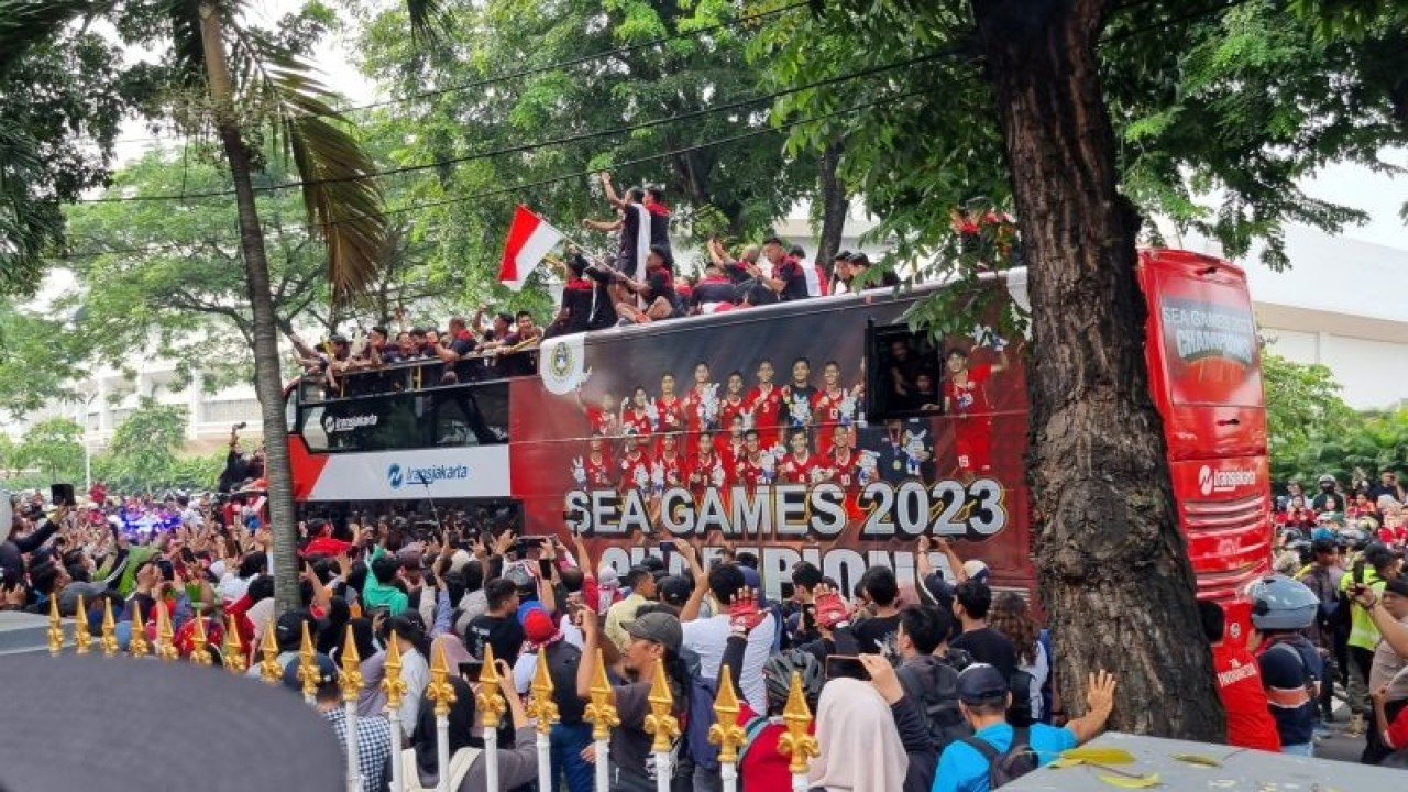 Sejumlah pemain Timnas U-22 Indonesia menaiki atap bus saat arak-arakan peraih 87 emas SEA Games 2023 di halaman Kemenpora Jakarta, Jumat (19/5/2023). ANTARA/Bayu Kuncahyo