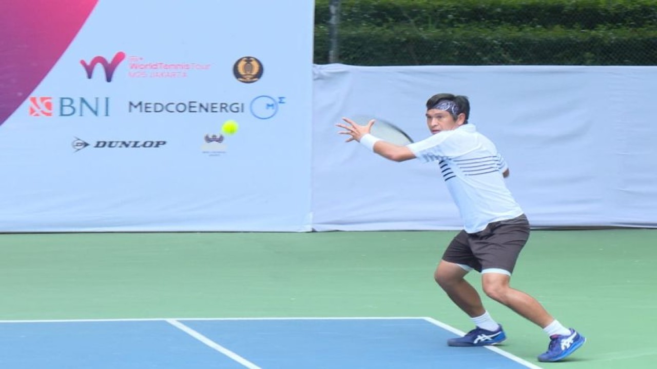 Petenis putra Indonesia Christhoper Rungkat beraksi dalam babak pertama turnamen BNI-MedcoEnergi International Tennis M25K Seri III di lapangan tenis hotel Sultan, Jakarta, Rabu (26/4/2023). (ANTARA/HO)