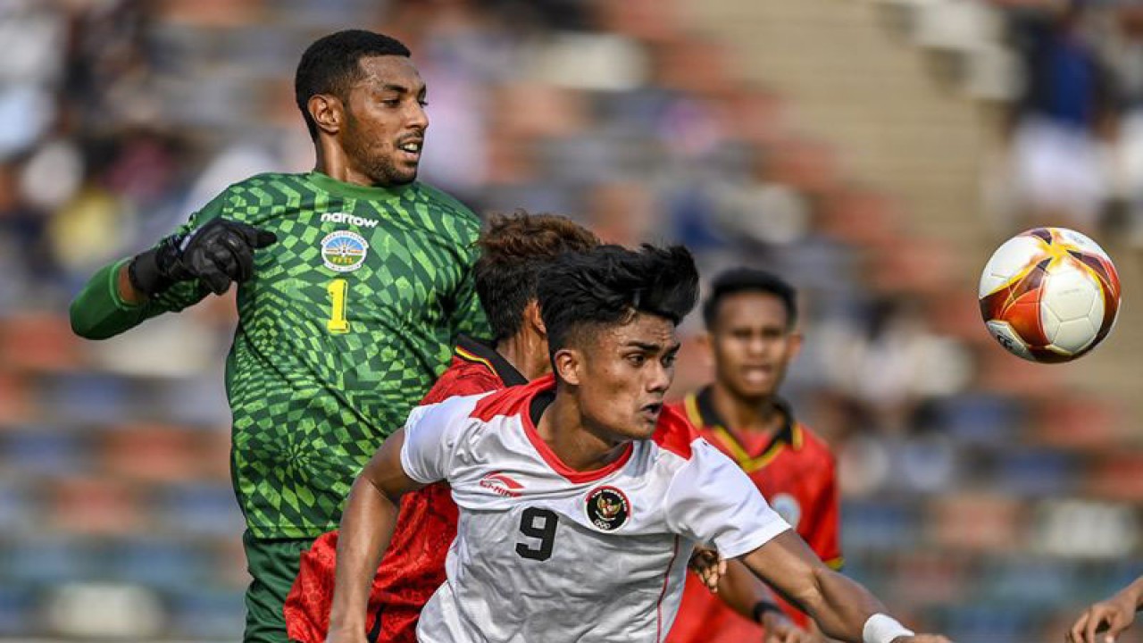 Pemain Timnas Indonesia U-22 Muhammad Ramadhan Sananta (kanan) berebut bola dengan Penjaga gawang Timor Leste Georgino Jose Alexandro Mandonca Da Silva (kiri) pada pertandingan babak penyisihan grup A SEA Games 2023 di National Olympic Stadium, Phnom Penh, Kamboja, Minggu (7/5/2023). Timnas Indonesia menang atas Timor Leste dengan skor 3-0. ANTARA FOTO/Muhammad Adimaja/nym.