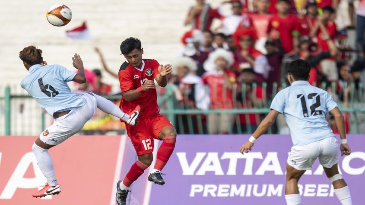 Pemain Timnas Indonesia U-22 Pratama Arhan (tengah) berebut bola di udara dengan pemain Timnas Myanmar Yan Kyaw Soe (kiri) saat pertandingan Grup A Sepak Bola SEA Games 2023 di National Olympic Stadium, Phnom Penh, Kamboja, Kamis (4/5/2023). ANTARA FOTO/M Agung Rajasa/hp.