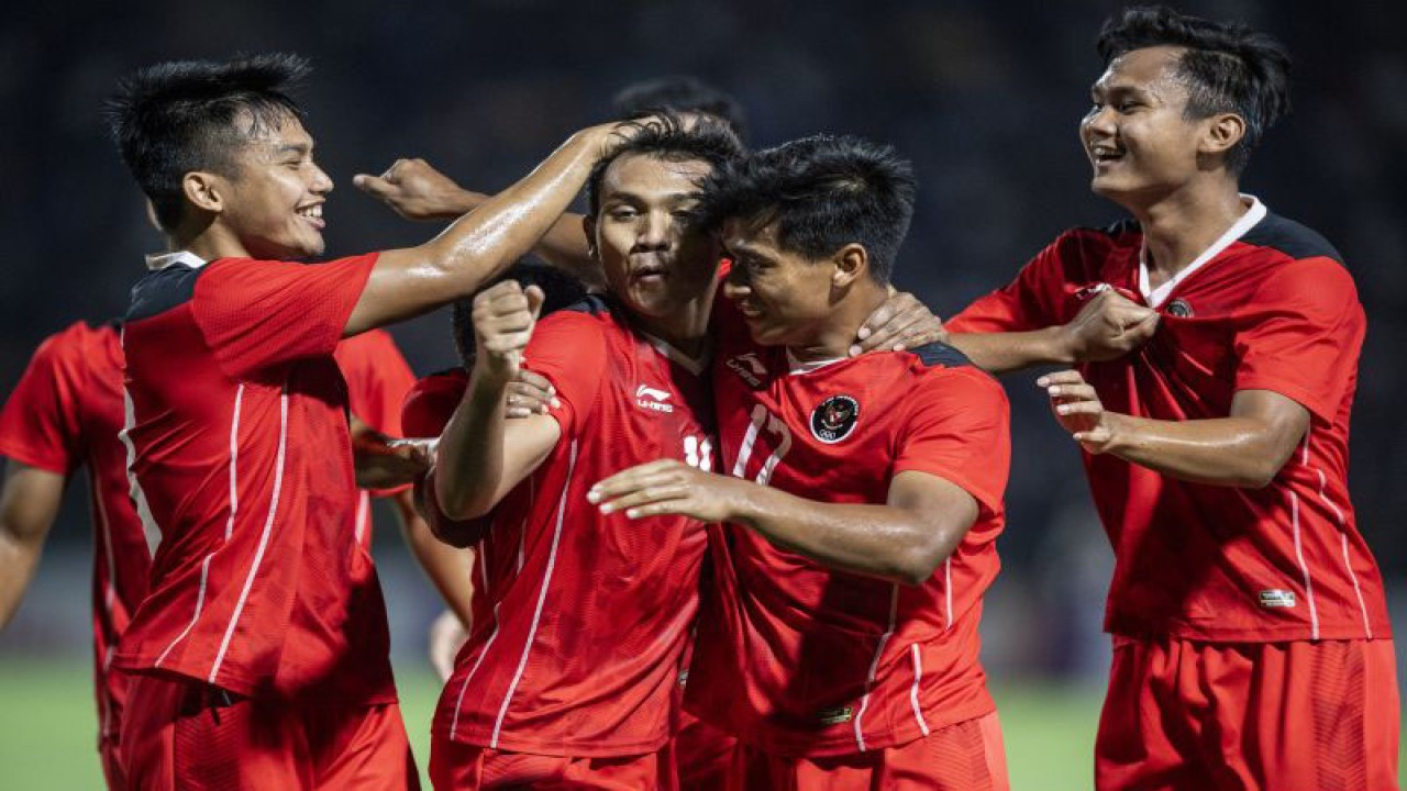 Pesepak bola Timnas Indonesia U-22 melakukan selebrasi seusai mencetak gol ke gawang Timnas Kamboja saat pertandingan Grup A Sepak Bola SEA Games 2023 di National Olympic Stadium, Phnom Penh, Kamboja, Rabu (10/5/2023). ANTARA FOTO/M Agung Rajasa/aww.