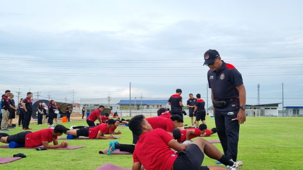 Manajer Timnas U-22 Indonesia Kombes Pol. Sumardji (kiri) saat memantau pemain berlatih di Lapangan The Dream Visakha Training Camp, Phnom Penh, Jumat (12/6/2023). ANTARA/Bayu Kuncahyo