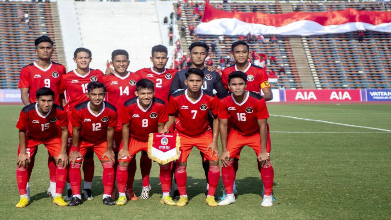 Pemain Timnas Indonesia U-22 foto bersama sebelum pertandingan Grup A Sepak Bola SEA Games 2023 di National Olympic Stadium, Phnom Penh, Kamboja, Kamis (4/5/2023). ANTARA FOTO/M Agung Rajasa/rwa.