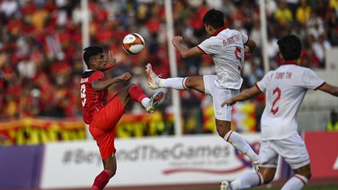 Pesepak bola timnas Indonesia U-22 Muhammad Ramadhan Sananta (kiri) berebut bola dengan pesepak bola Vietnam Ngoc Thang Nguyen (kedua kiri) pada pertandingan babak semifinal SEA Games 2023 di National Olympic Stadium, Phnom Penh, Kamboja, Sabtu (13/5/2023). ANTARA FOTO/Muhammad Adimaja/aww.