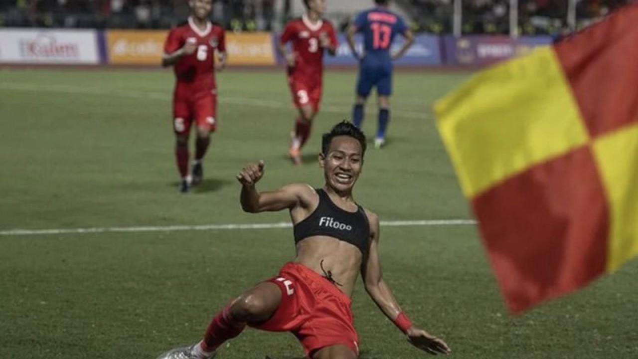 Pesepak bola Timnas Indonesia U-22 Beckham Putra Nugraha berselebrasi usai mencetak gol ke gawang Thailand pada pertandingan final sepak bola SEA Games 2023 di National Olympic Stadium, Phnom Penh, Kamboja, Selasa (16/5/2023). (ANTARA FOTO/Muhammad Adimaja)
