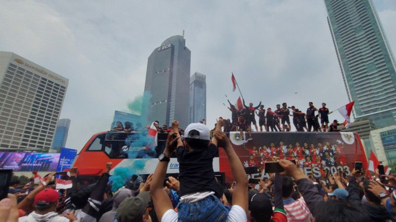 Bus arak-arakan Timnas Sepakbola U-22 tiba di kawasan Bundaran Hotel Indonesia Jakarta, Jumat (19/5/2023). (ANTARA/Aditya Ramadhan)