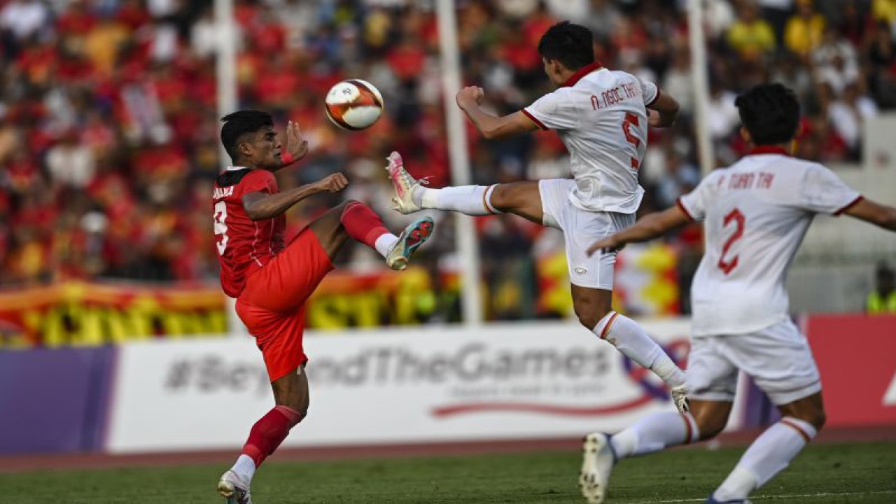 Pesepak bola timnas Indonesia U-22 Muhammad Ramadhan Sananta (kiri) berebut bola dengan pesepak bola Vietnam Ngoc Thang Nguyen (kedua kiri) pada pertandingan babak semifinal SEA Games 2023 di National Olympic Stadium, Phnom Penh, Kamboja, Sabtu (13/5/2023). ANTARA FOTO/Muhammad Adimaja/aww. (ANTARA FOTO/MUHAMMAD ADIMAJA)