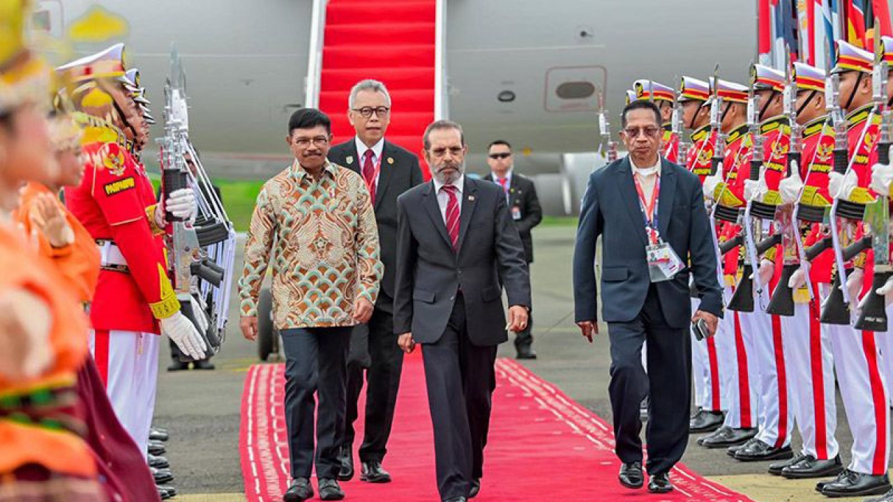 Perdana Menteri Timor Leste Taur Matan Ruak (tengah) tiba di Bandara Internasional Komodo, Labuan Bajo, Nusa Tenggara Timur (NTT), pada Selasa (9/5/2023), untuk menghadiri KTT ke-42 ASEAN. ANTARA/HO-ASEAN 2023 Host Photographer/am.