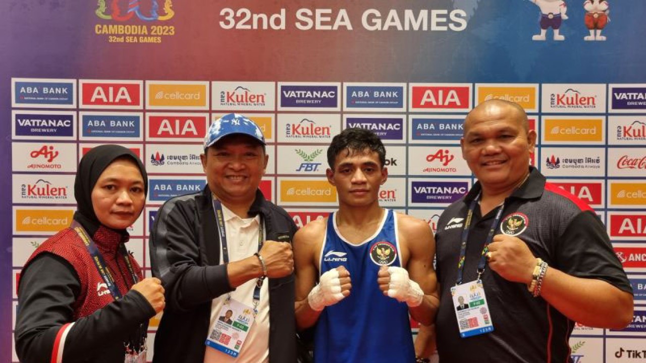 Petinju Indonesia Dio Koebanu (kedua kanan) dan manajer tim tinju Indonesia Hengky Silatang berpose usai laga semifinal SEA Games 2023 di Chroy Changvar International Convention and Exhibition, Phnom Penh, Kamboja, Kamis (11/5/2023). ANTARA/Bayu Kuncahyo