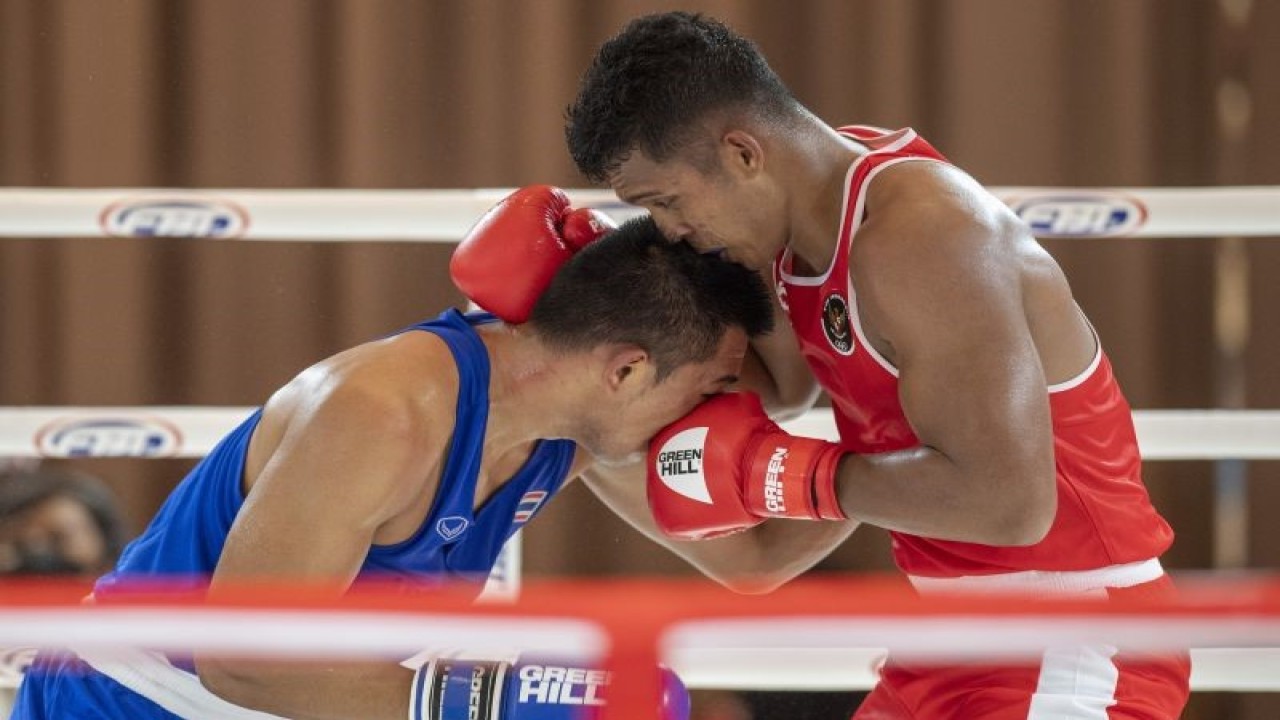 Petinju Indonesia Maikhel Roberrd Muskita (kanan) meluncurkan pukulan ke arah petinju Thailand Jakkapong Yomkhot (kiri) saat babak final kelas 86 kg putra SEA Games 2023 di Chroy Changvar International Convention & Exhibition Center, Phnom Penh, Kamboja, Jumat (12/5/2023). ANTARA FOTO/M Agung Rajasa/aww.