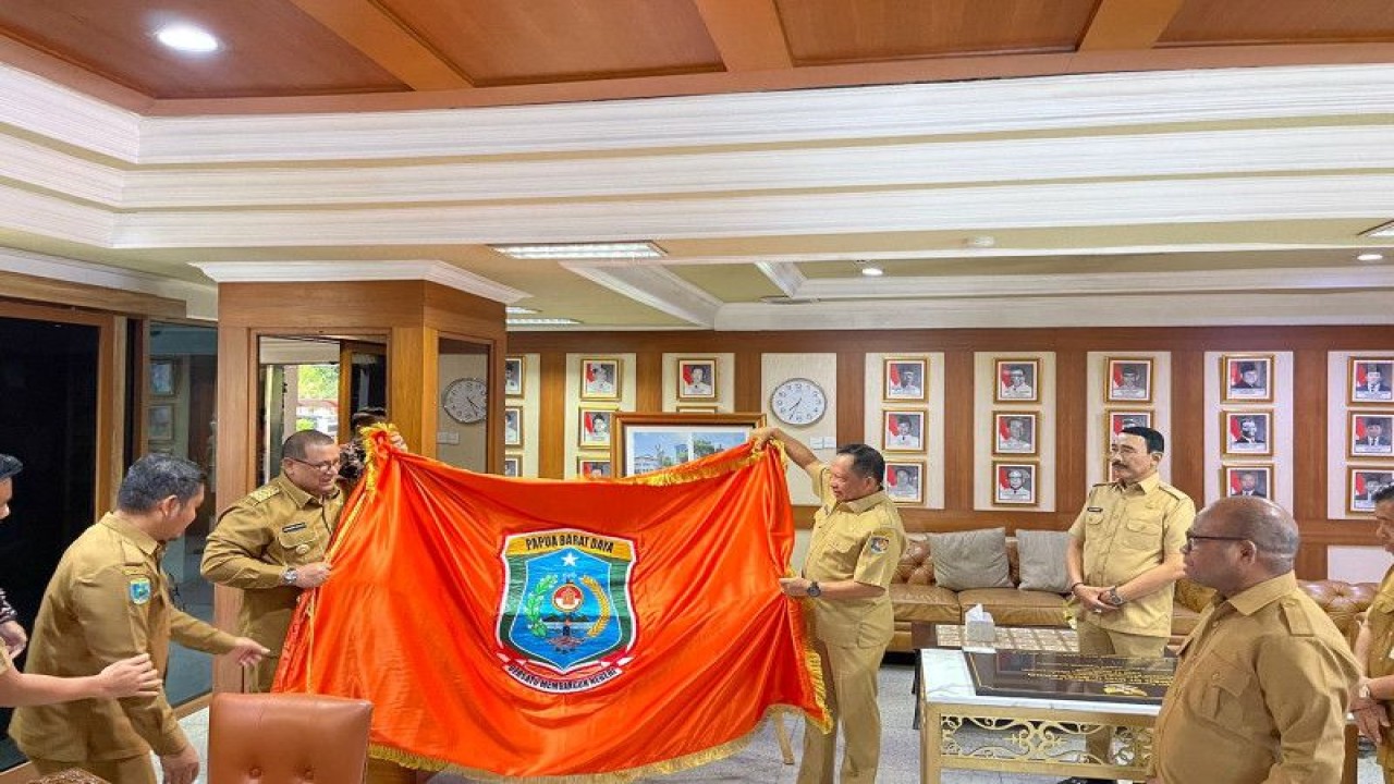 Penjabat Gubernur Papua Barat Daya menyerahkan bendera dan lambang daerah Provinsi Papua Barat Daya di Gedung Kemendagri, Senin (15/5) (ANTARA/HO-Kominfo Papua Barat Daya)