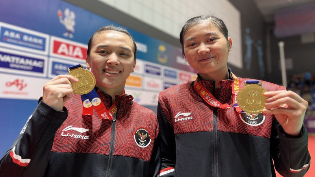 Pasangan ganda putri Amalia Cahaya Pratiwi/Febriana Dwipuji Kusuma berpose dengan medali emas yang mereka raih di cabang olahraga bulu tangkis nomor ganda putri di SEA Games 2023 Kamboja, yang digelar di Stadion Nasional Morodok Techo, Phnom Penh, Kamboja, Selasa (16/5/2023). (ANTARA/Arnidhya Nur Zhafira)