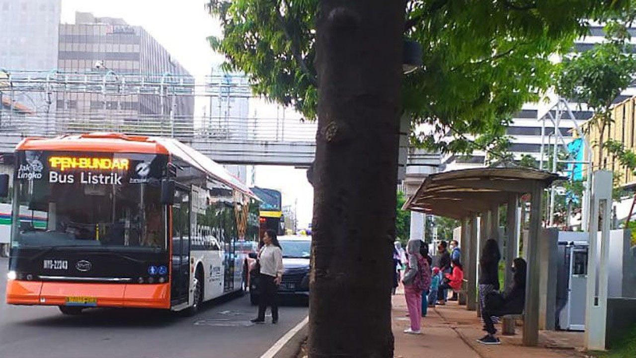 Salah satu armada bus TransJakarta berbahan bakar listrik melayani penumpang di halte non BRT di Jalan MH Thamrin, Jakarta, Rabu (11/4/2022). ANTARA/Arif Ariadi/spt.