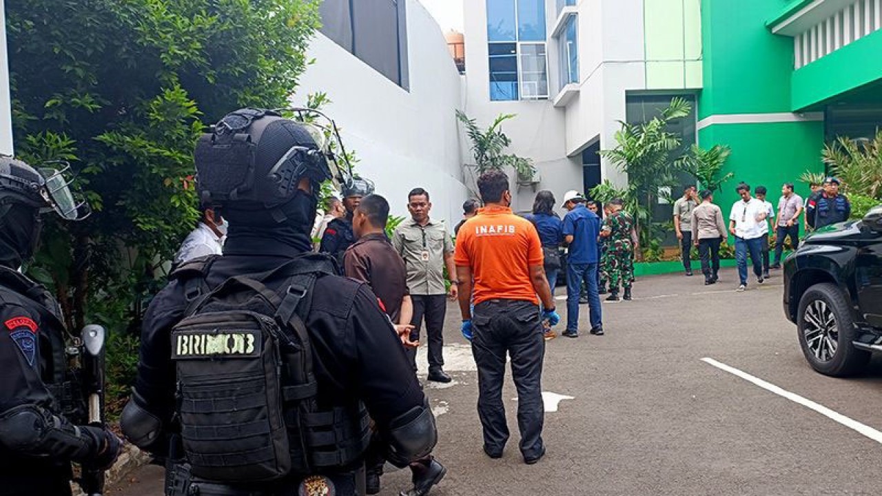 Sejumlah petugas kepolisian berjaga saat berlangsung olah TKP insiden penembakan di Gedung MUI, Jakarta, Selasa (2/5/2023). ANTARA/ANTARA/Ilham Kausar/aa.