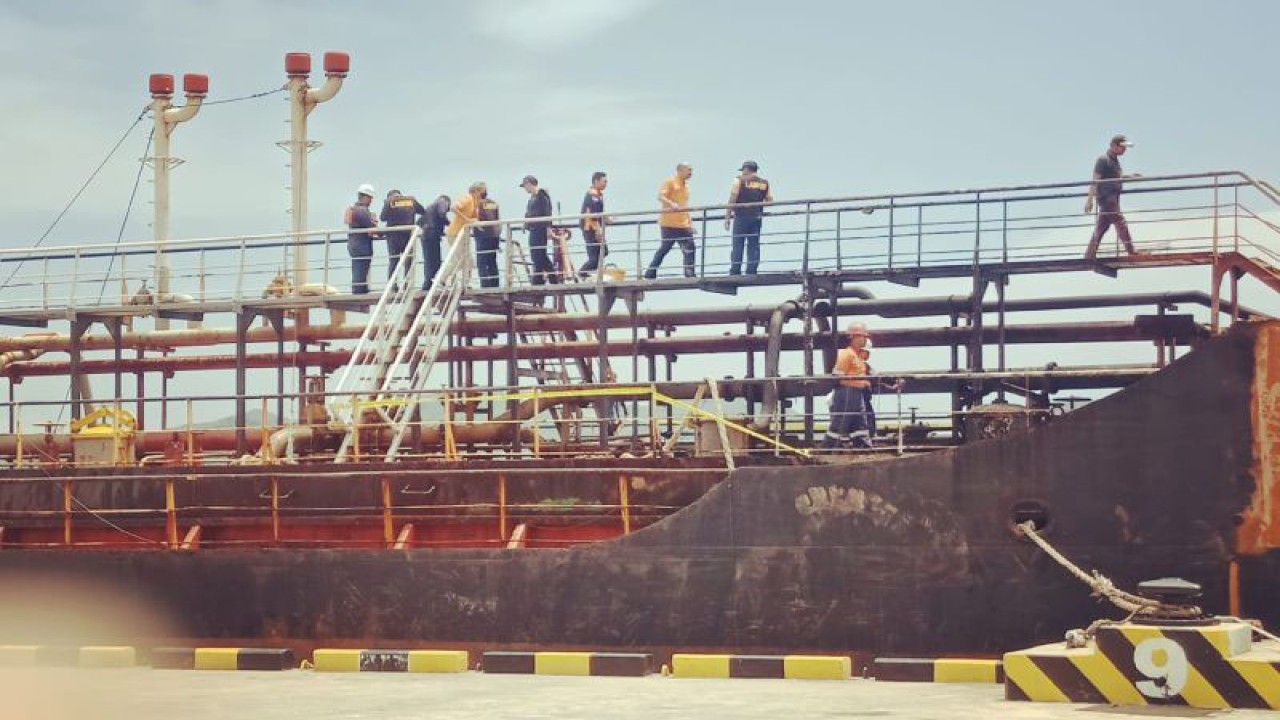 Arsip foto-Aktivitas tim labfor bersama satgas dari Pertamina melakukan olah TKP kebakaran kapal tanker MT Kristin Surabaya di Dermaga Gili Mas, Pelabuhan Lembar, Lombok Barat, NTB, Selasa (28/3/2023). ANTARA/HO-Polda NTB