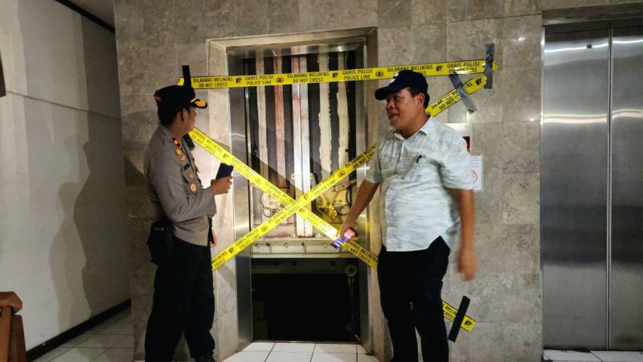 Polisi memeriksa lift tempat terjadinya kecelakaan kerja di Gedung E Kantor Gubernur Jawa Tengah, Semarang, Senin (8/5/2023). (ANTARA/I.C. Senjaya)