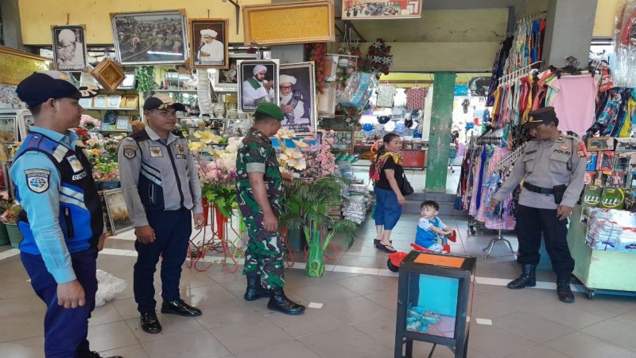 Aparat TNI-Polri dan instansi terkait melakukan patroli dialogis di kawasan pasar tradisional di Jalan Ahmad Yani Kota Palangka Raya, Senin (1/5/2023). ANTARA/HO-Humas Polresta Palangka Raya