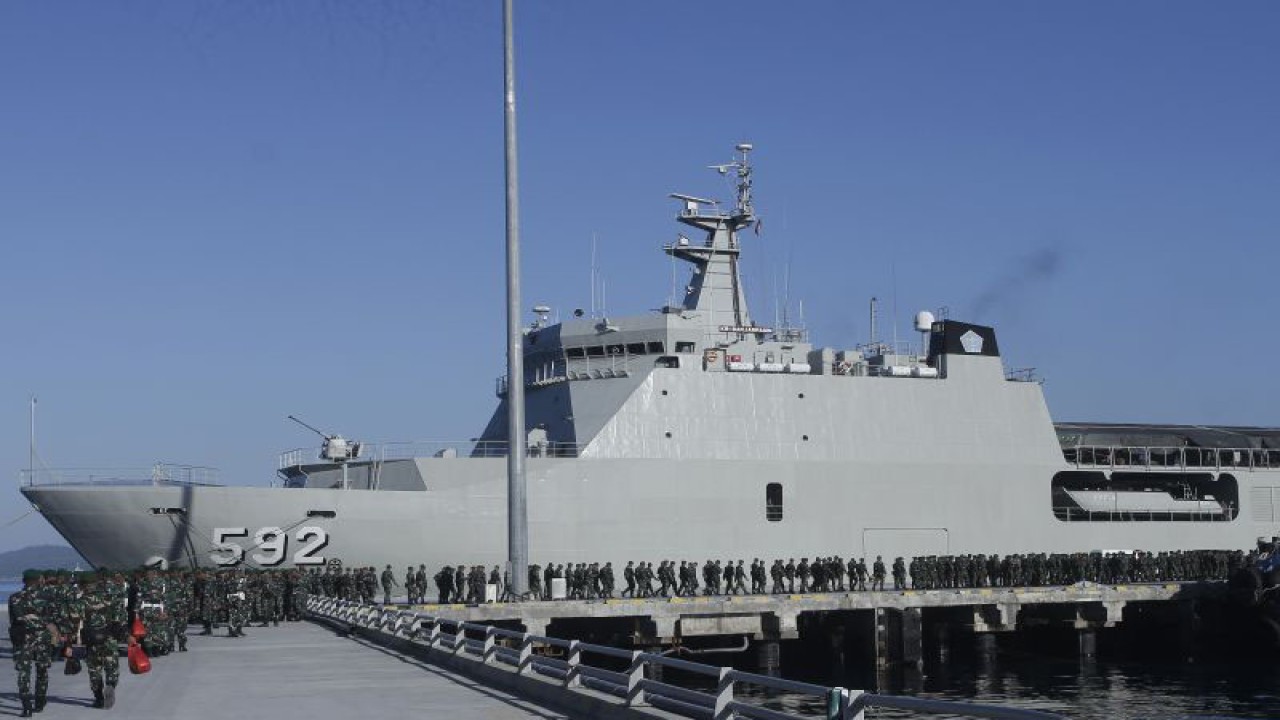 Sejumlah personel TNI Angkatan Darat mengantre menaiki KRI Banjarmasin usai mengikuti apel pengecekan terakhir sebelum diberangkatan ke Labuan Bajo, Manggarai Barat untuk pengamanan KTT ASEAN ke-42 di dermaga Tenau Kupang, NTT, Kamis (4/5/2023). ANTARA FOTO/Kornelis Kaha.