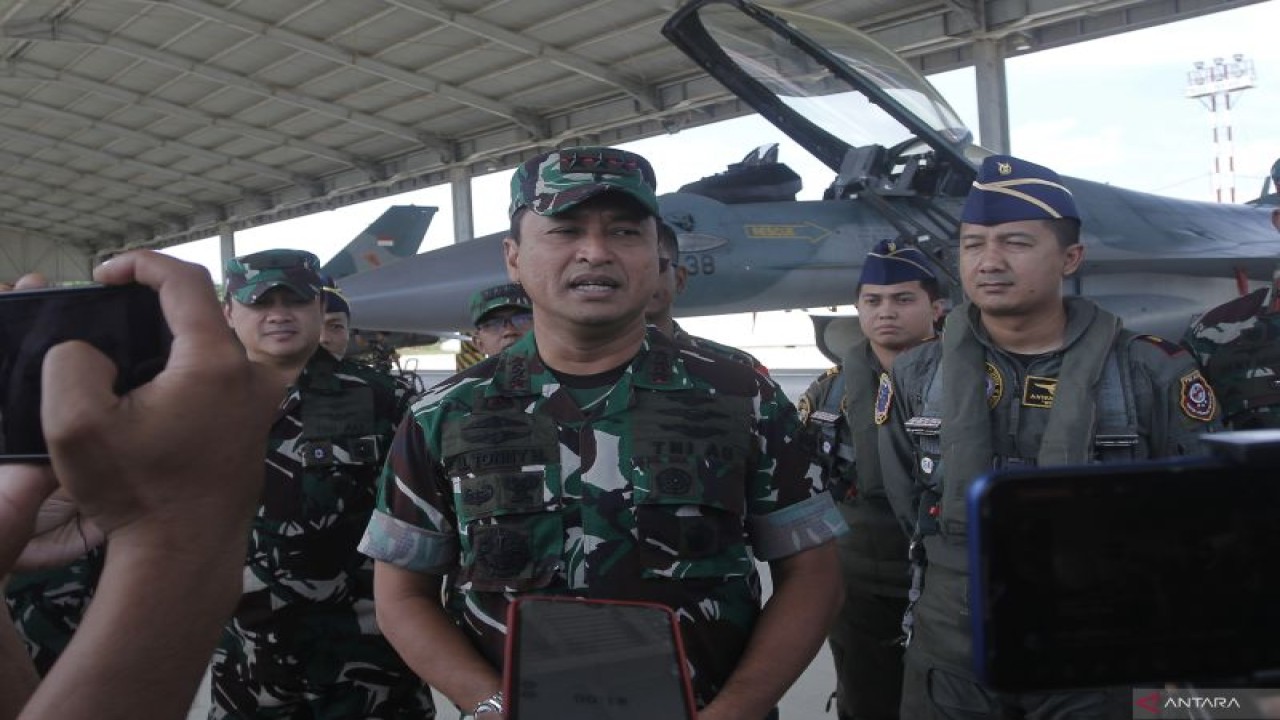 Panglima Koops Udara Nasional Marsekal Madya TNI M. Tonny Harjono saat memberikan keterangan kepada wartawan di Kupang, Selasa (9/5/2023). ANTARA/Kornelis Kaha.