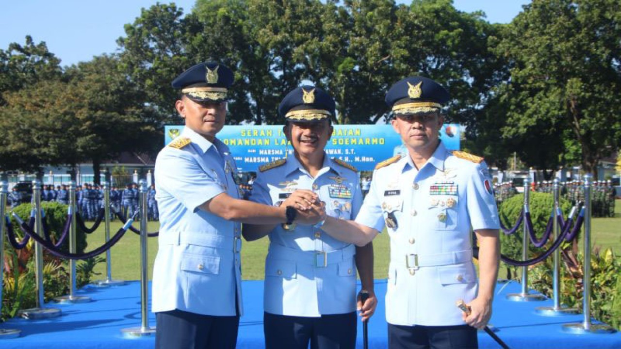 Dankodiklat AU Marsdya TNI Tedi Rizalihadi (tengah) memimpin serah terima Jabatan Komandan Lanud Adi Soemarmo dari Marsma TNI Agus Setiawan (kiri) kepada Marsma TNI Ridha Hermawan di Lapangan Dirgantara Adi Soemarmo, Jawa Tengah, Senin (15/5/2023). (ANTARA/HO-TNI AU)