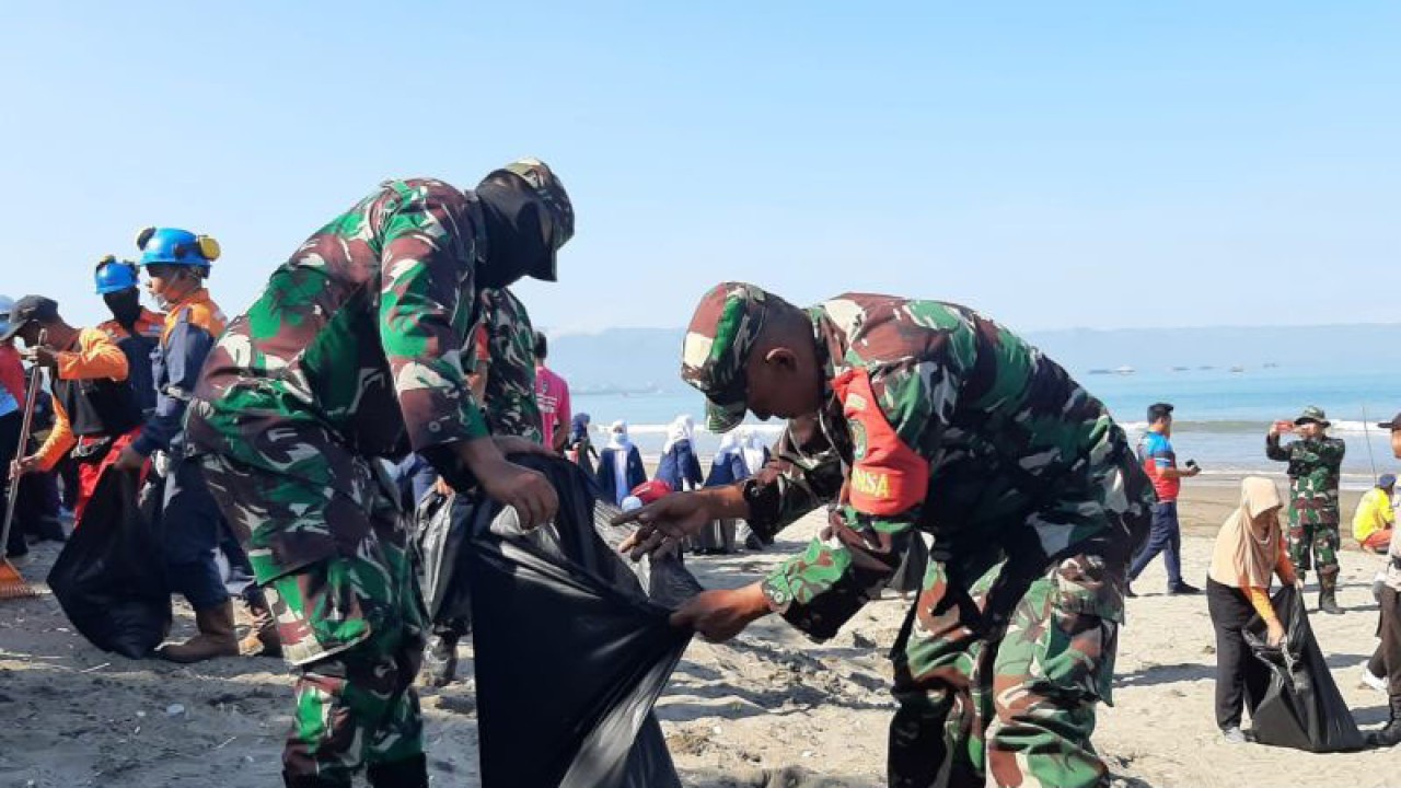 Aksi bersih-bersih pantai di Palabuhanratu, Kabupaten Sukabumi, Jabar yang dilakukan berbagai elemen masyarakat mulai dari unsur TNI, Polri, Pemkab Sukabumi, komunitas, pelajar dan lainnya dalam memperingati HUT ke-77 Kodam III/Siliwangi pada Senin, (15/5). Antara/Aditya Rohman