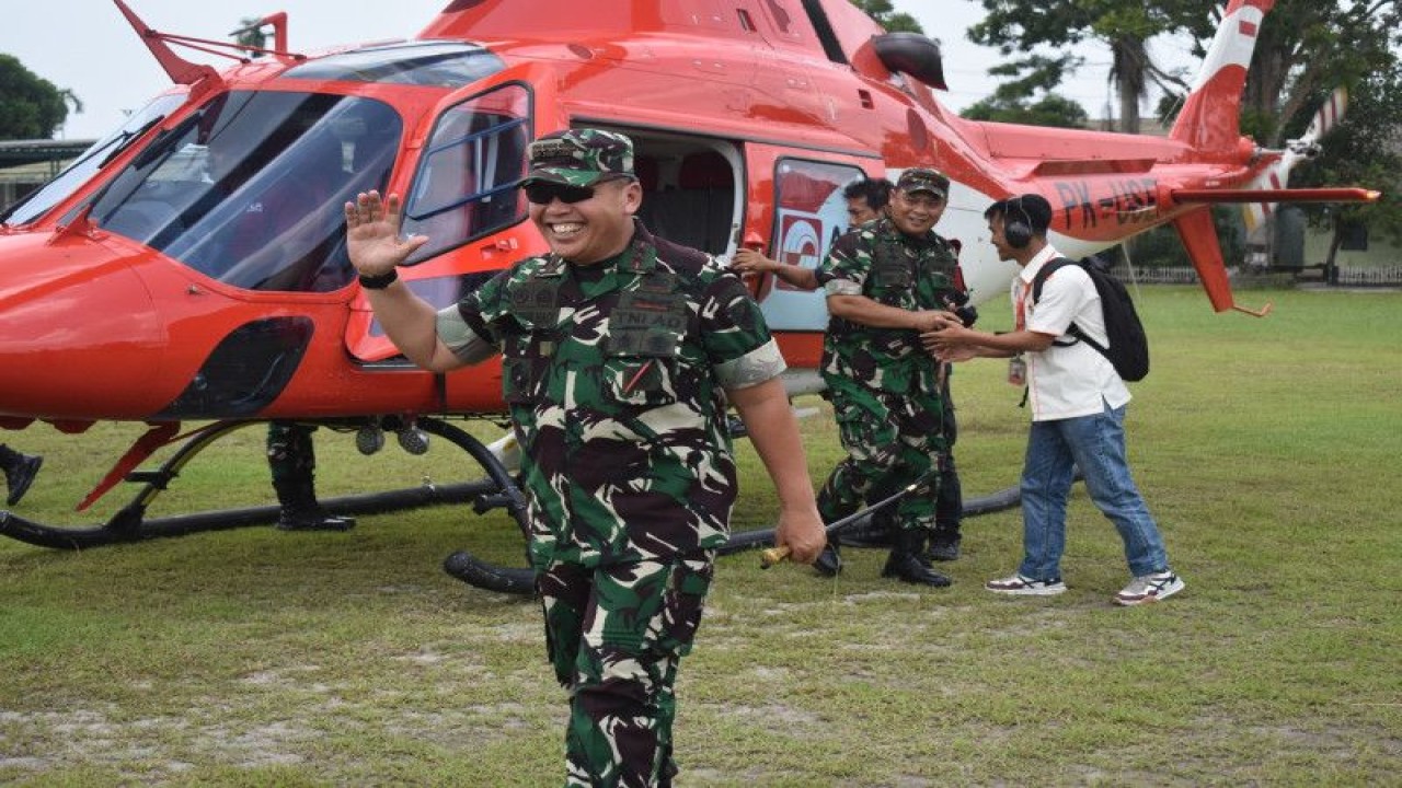 Pangdam II/Sriwijaya Mayjen TNI Hilman Hadi melaksanakan patroli udara menggunakan helikopter milik PT Sinar Mas di daerah rawan Kebakaran hutan dan lahan (Karhutla) di wilayah Kabupaten Muara Jambi dan posko siaga Karhutla di Taman Nasional (TN) Berbak Kabupaten Tanjung Jabung Timur (Tanjabtim), Provinsi Jambi, Rabu (17/5/23).(ANTARA/HO/Kapenrem 042/gapu)