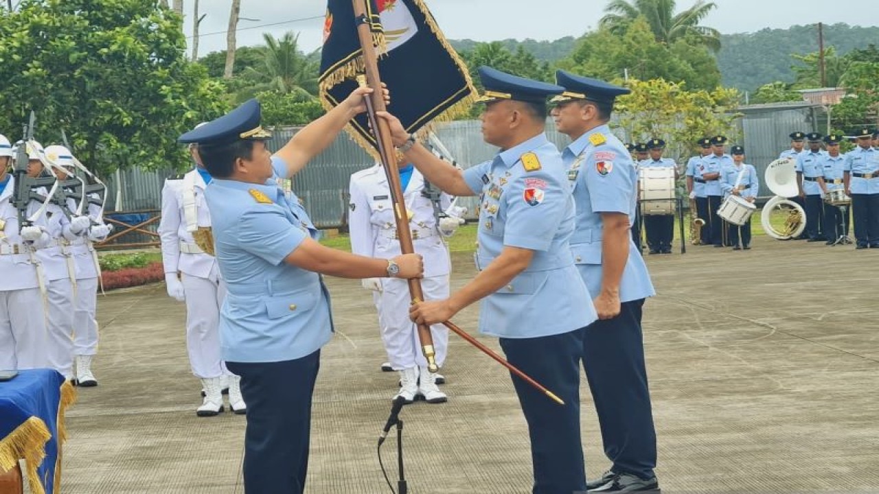 Pangkoopsud III Marsda TNI Donald Kasenda memberika Dhuaja Lanud Manuhua kepada penjabat baru Komandan Lanud Manuhua Biak Marsma TNI Yoztariza, Jumat (19/5). ANTARA/HO-Pentak Lanud Manuhua)