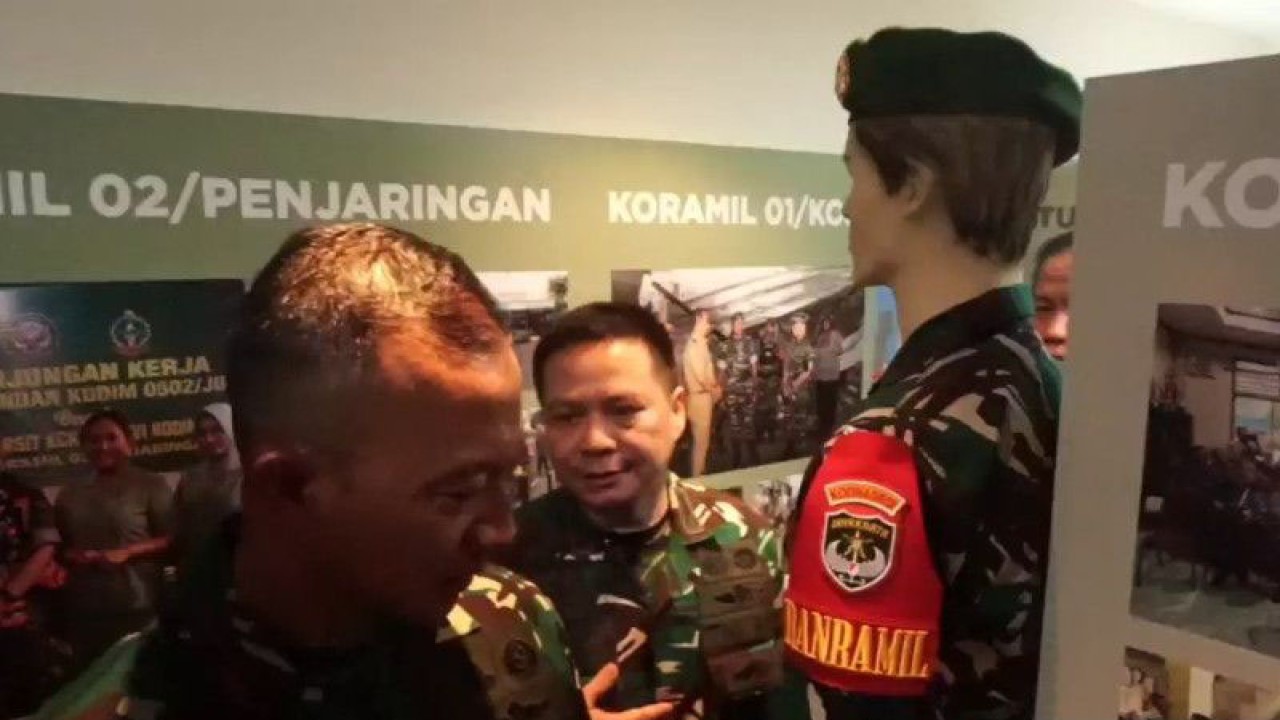 Komandan Korem 052/Wijayakrama Brigjen TNI Putranto Gatot Sri Handoyo melihat isi dalam museum dari sarana peti kemas pertama di Indonesia berdimensi 20 kaki dan dipamerkan di Markas Kodim 0502/ Jakarta Utara pada Selasa (23/5/2023). ANTARA/Abdu Faisal