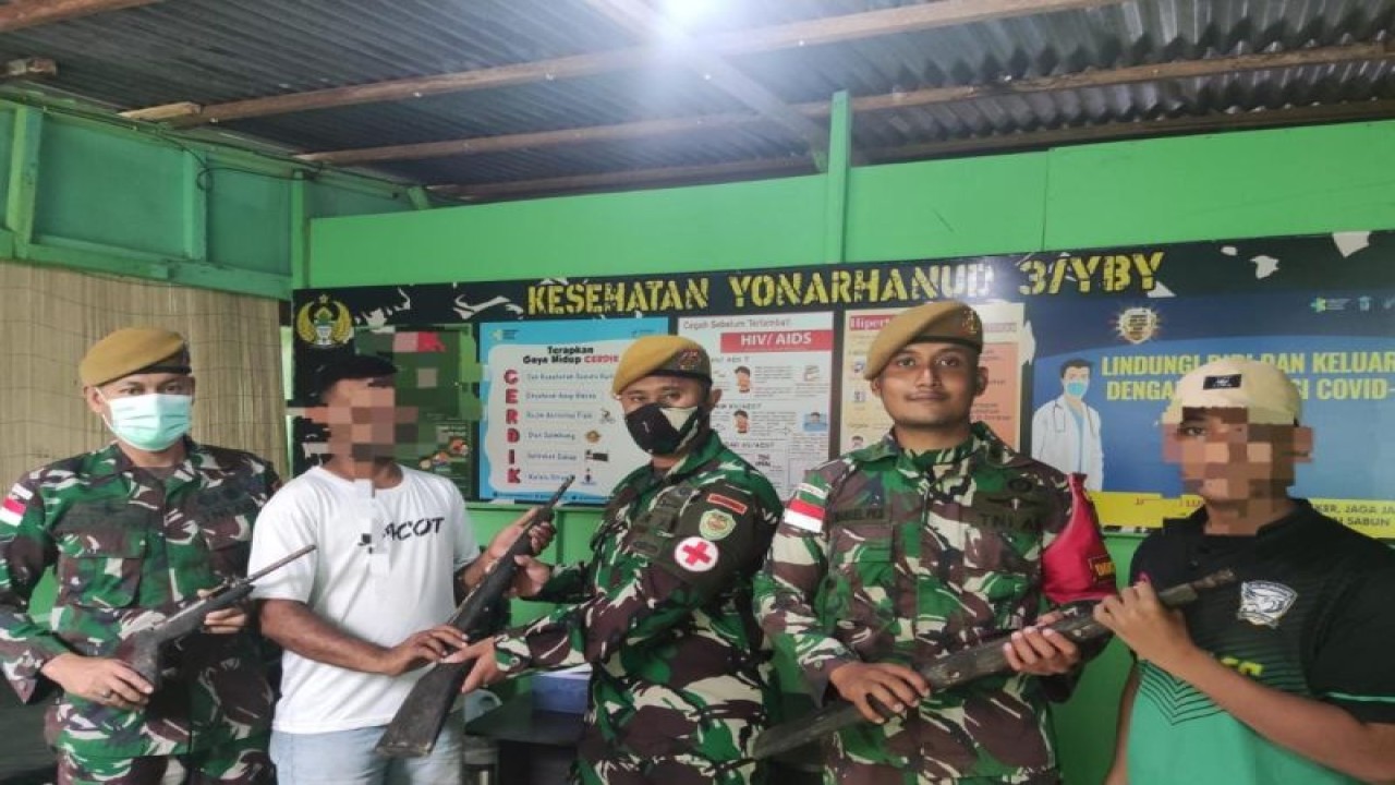 Sejumlah warga di Maluku Utara menyerahkan senjata api (senpi), munisi dan bahan peledak ke petugas Satuan Tugas (Satgas) Yonarhanud 3/Yby secara sukarela, Kamis (25/5/2023). ANTARA/Abdul Fatah (Abdul Fatah)