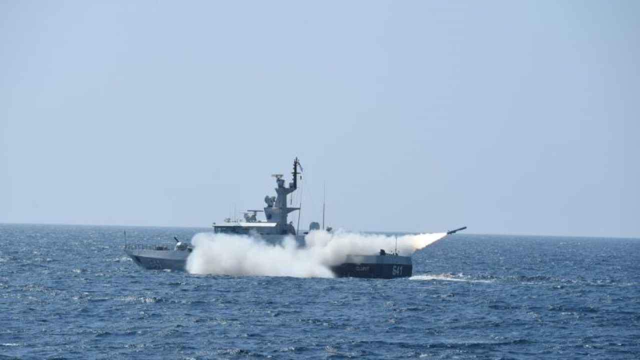 KRI berpatroli di perairan utara Jakarta untuk mengamankan kegiatan Presiden Joko Widodo dan Wakil Presiden Ma’ruf Amin di Jakarta, Senin (15/5/2023). (ANTARA/HO-Dinas Penerangan TNI AL)
