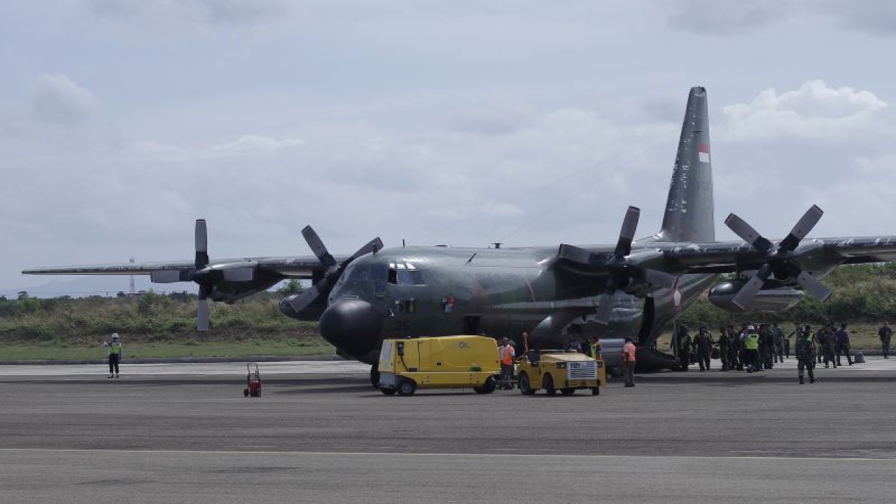 Satu unit pesawat hercules milik TNI AU tiba di Lanud El Tari Kupang, NTT, Selasa (9/5/2023).. ANTARA/Kornelis Kaha.